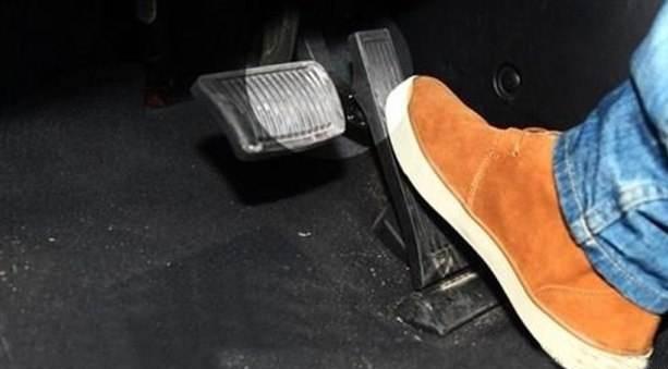 手动挡车起步时候,可以一边松离合一边踩油门吗,小心车大修