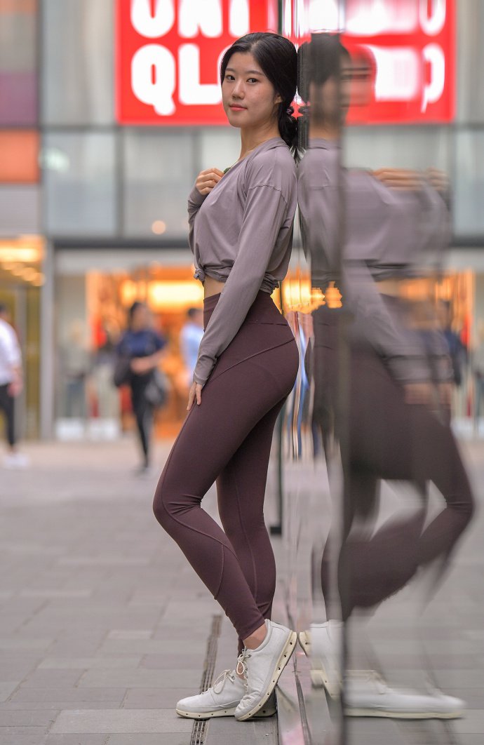 美女的打底裤轻松塑造紧绷感尽显优势身材真迷人