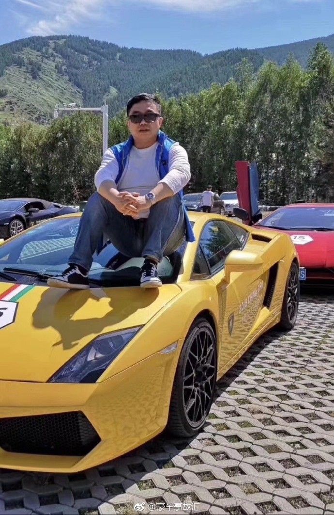 大叔一屁股下去坐爆兰博基尼,受惊表情惹得网友爆笑:快逃跑!