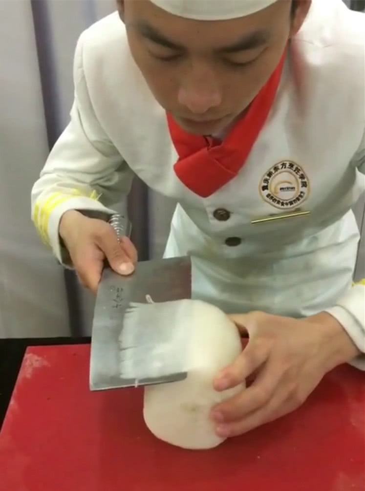 米其林大厨1块面包切80片秀刀工,中国厨师只笑不语:拿萝卜来!