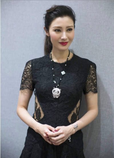 李嘉欣扎高马尾出席活动,小熊项链比透视裙显眼,发型被夸最抢镜