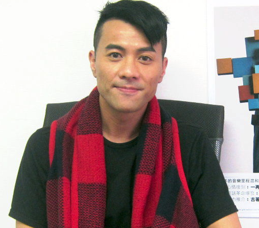 曾是香港一线歌手,却因妻子患癌放弃星途,如今沦落到农村卖唱