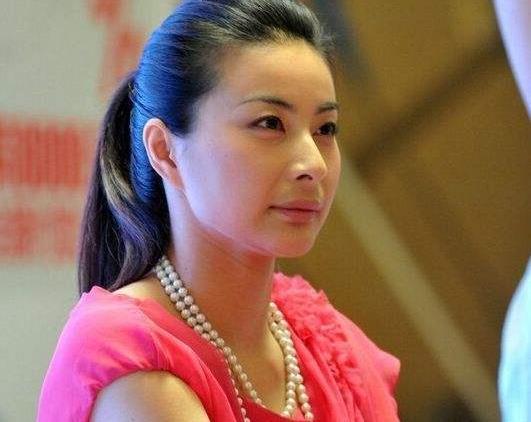 辉煌的职业生涯让她双目近乎失明,满头白发|郭晶晶|白发|双目_新浪网