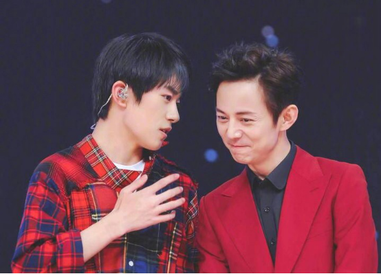 易烊千玺被何炅从小抱到大, 两人多年友谊让人羡慕!