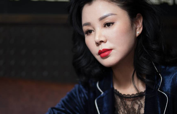 18岁被官二代追求,生下孩子遭受家暴净身出户,今53岁仍美丽端庄