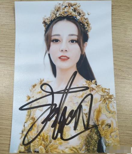 看迪丽热巴的签名,让我分分钟感觉迪丽热巴是用一支笔,一条线就把"