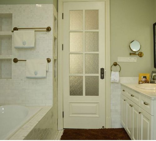 家里卫生间门千万不要向外开,听完老师傅这样说,后悔当初装错了