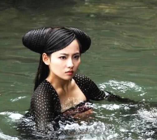 古装美人落水戏:张嘉倪造型雷人,迪丽热巴狼狈,赵丽颖表情销魂