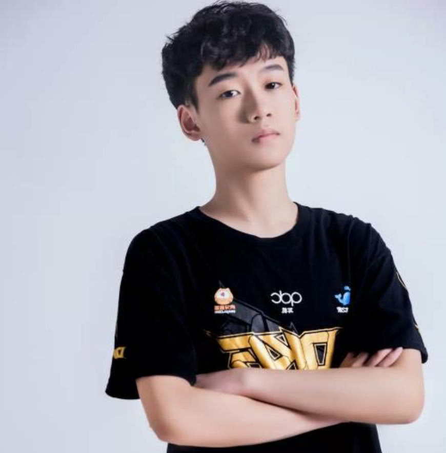 牺牲了很多东西,不光是时间还有青春,就像虎牙中的一名主播晚玉,如果