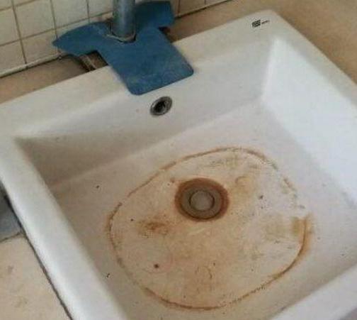 杨童舒把豪宅租给朋友,洗手盆非常脏,连墙上的灯都坏了