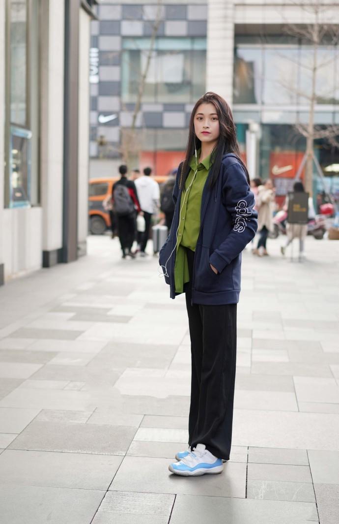 街拍:小个子女生早春这样穿,时尚气质又显高,尽显大长腿