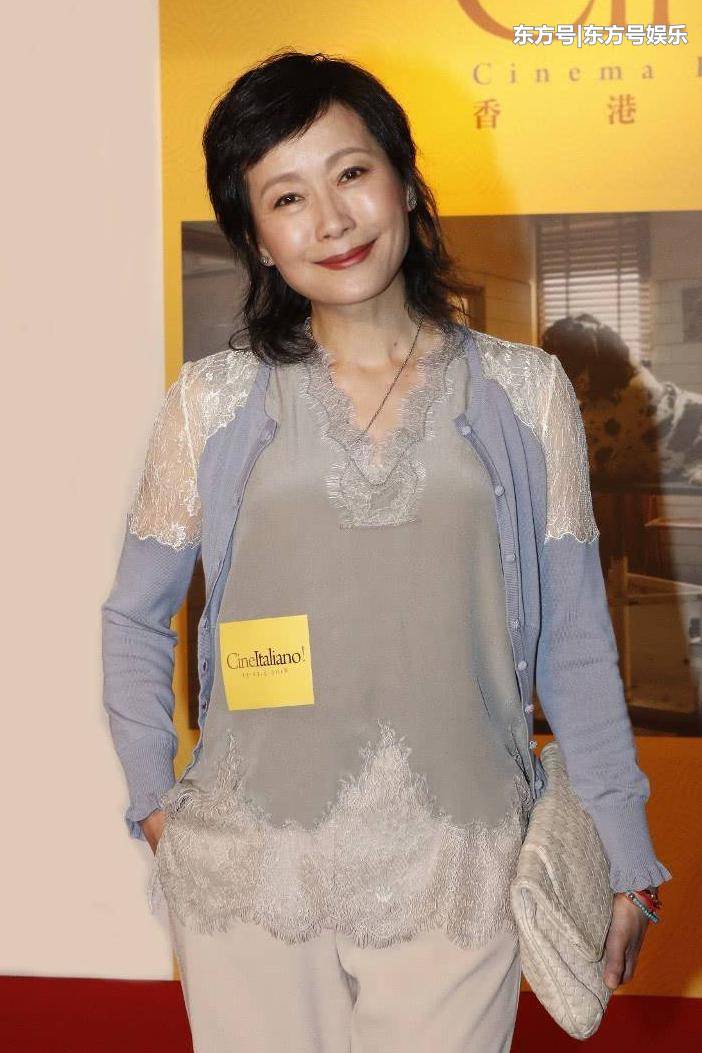 刘嘉玲晒新年聚会照片,55岁叶童罕见现身手上的鸽子蛋亮了