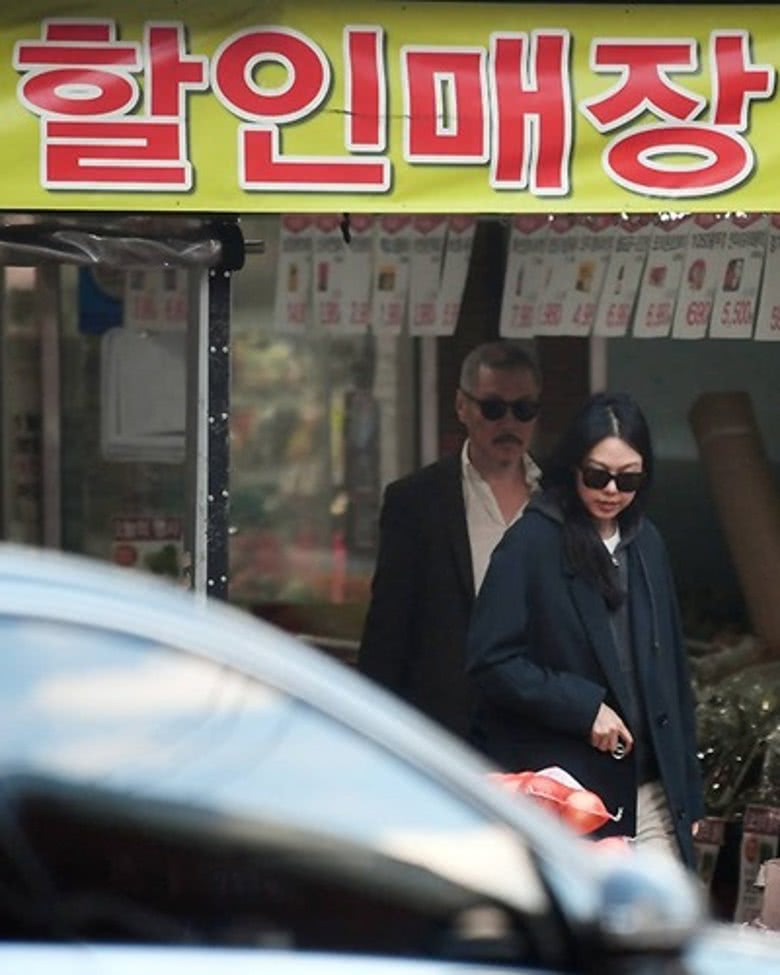 不伦恋再惹争议韩导演洪尚秀与金敏喜恩爱逛超市被捕获