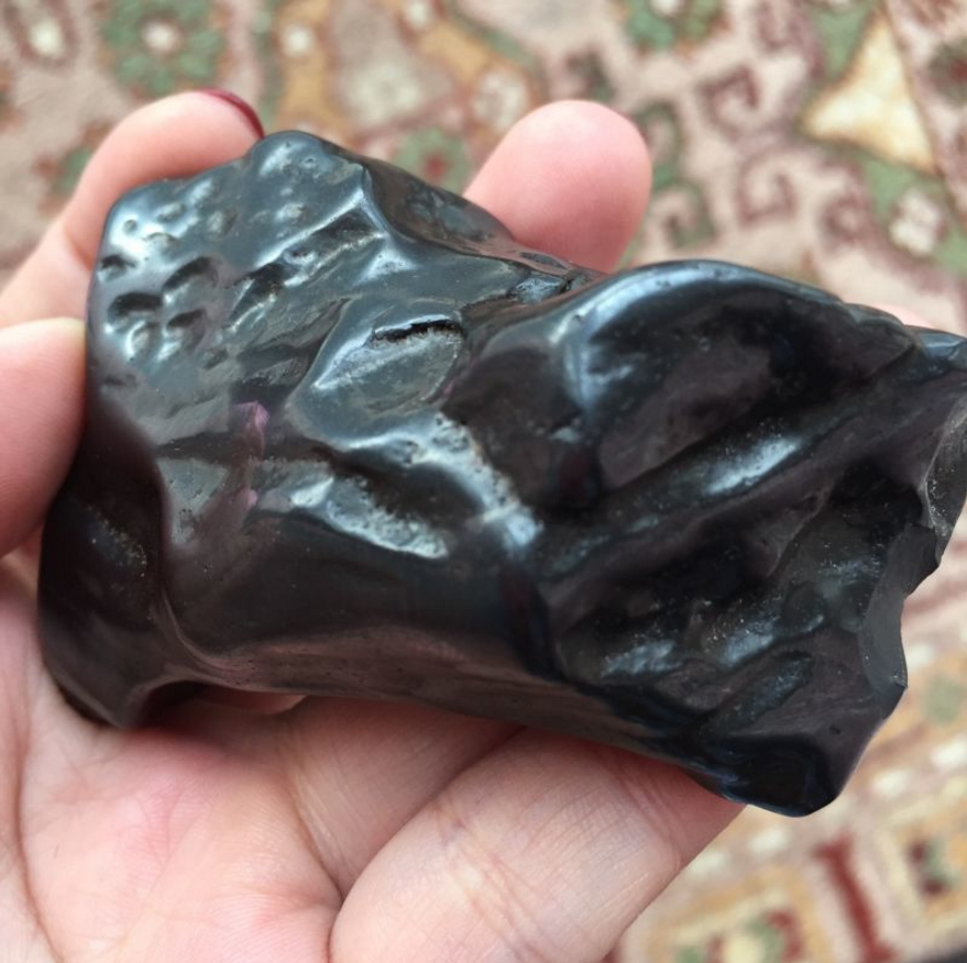 妇女在河边散步时捡到一块黑色石头,专家一看瞬间乐坏了!