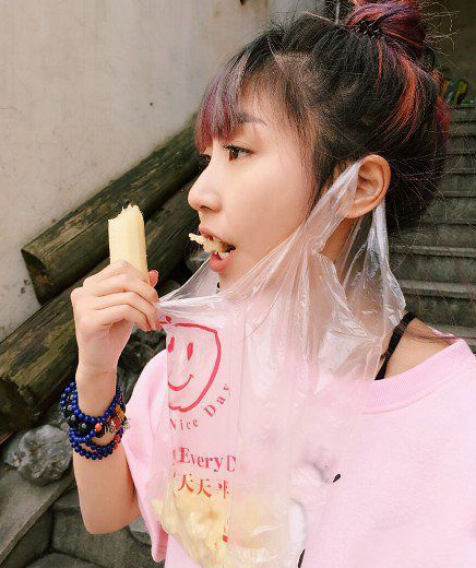 搞笑:美女你的发夹掉了