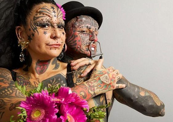 奇葩夫妻疯狂整容和纹身,如今的样子像"怪物",网友大开眼界