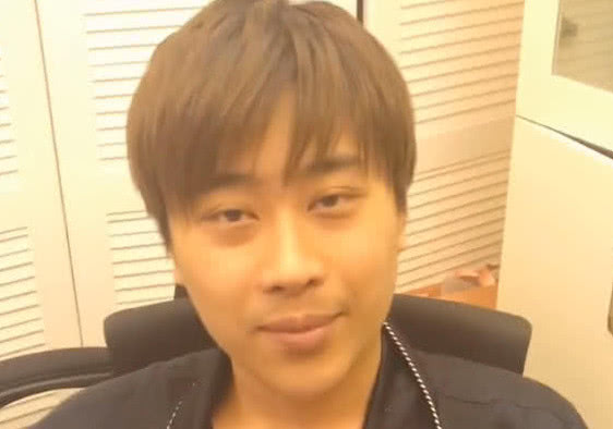 赵梦玥uu晒全家福,卢本伟姿势让人无语,精气神还没uu爸好?