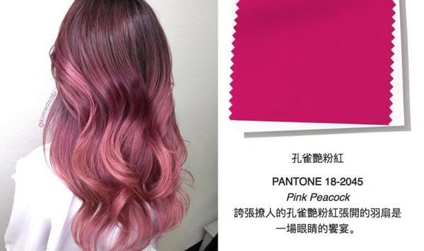 不仅展现饱和红,紫,粉色的叠加搭配,再表层蒙上一层薄薄的雾灰感,形成