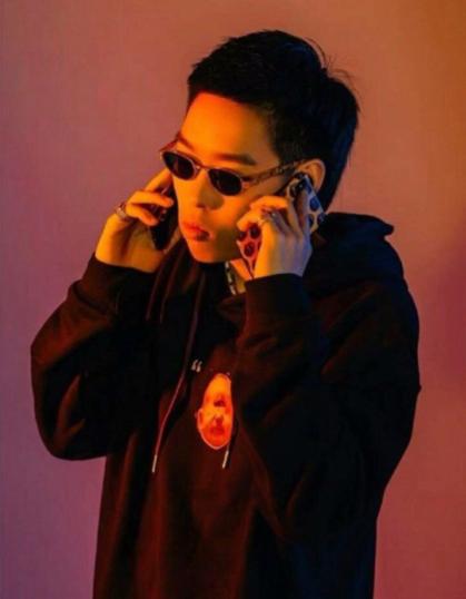 红花会会长弹壳结婚微博开心晒结婚照却被高颜值老婆抢了镜