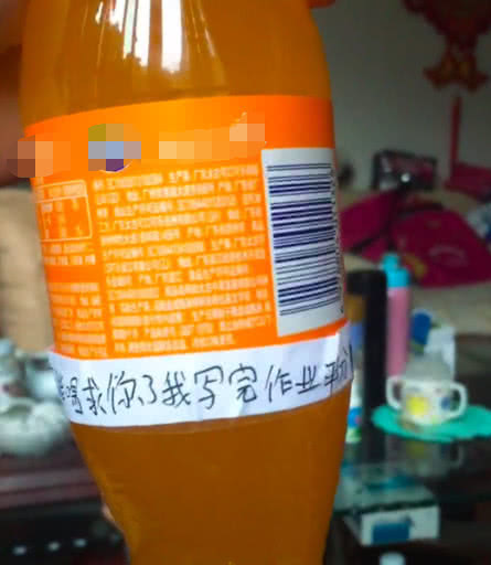 儿子做作业,爸爸发现一瓶饮料,看完上面的字,网友大笑:心疼