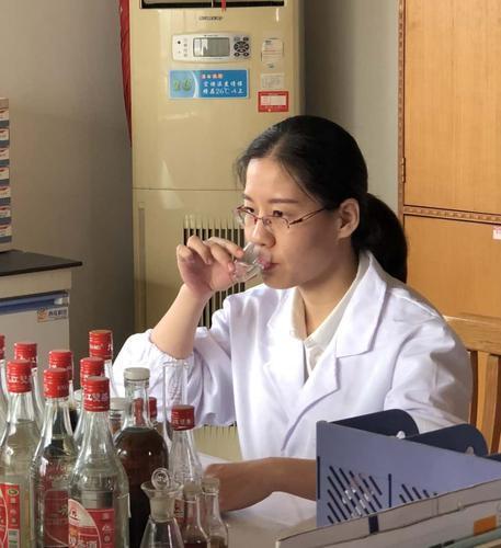 每天品评超过50杯酒佛山85后女酒仙的故事传进了人民大会堂