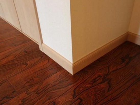 家里墙脚时间久了会发霉变黑师傅教你这样做轻松能解决