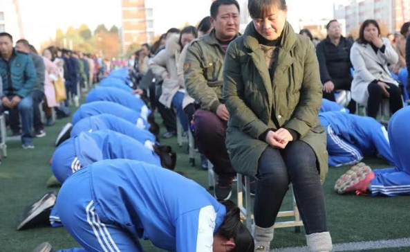 两千名学生跪拜父母,这种仪式感是倒退还是形式教育