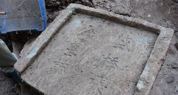 浙江一农民迁祖坟时,挖出三层青石板,专家说:墓中有文物