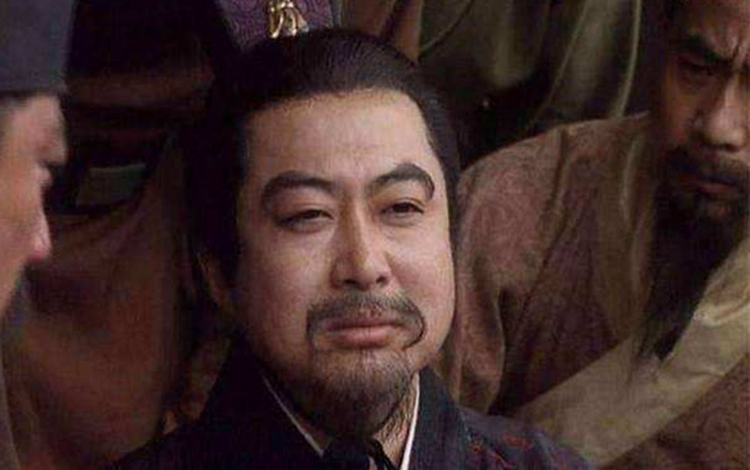 简雍和刘备一起走,看到路上一对男女,立马劝刘备把他们抓起来