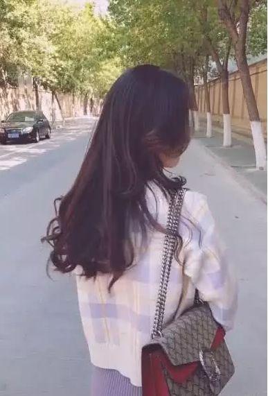 背影杀"马尾女孩"火了 当她回头的一刹那 网友:还是转过去吧