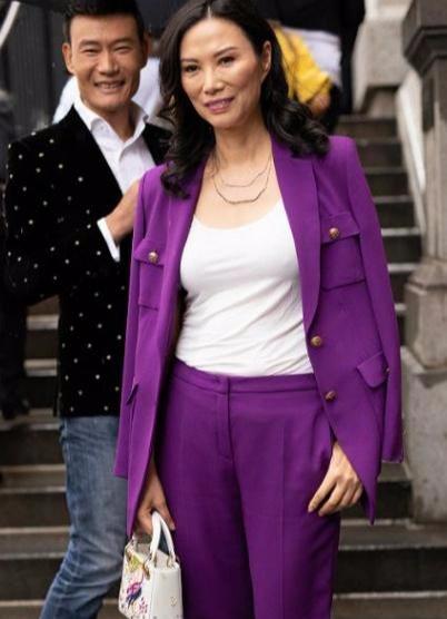 51岁邓文迪微博晒照,身材气质不输少女,面对镜头甜美微笑心情