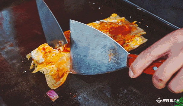 烤冷面大满贯,一份有8种配料,老板还是个武林高手……!