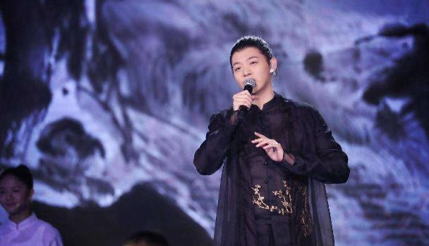霍尊气质清冷,一曲《卷珠帘》登上春晚舞台,国风戏腔惊艳全场!