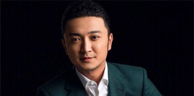 他是央视主持人,曾登过好几次春晚,背景显赫,老婆也很漂亮