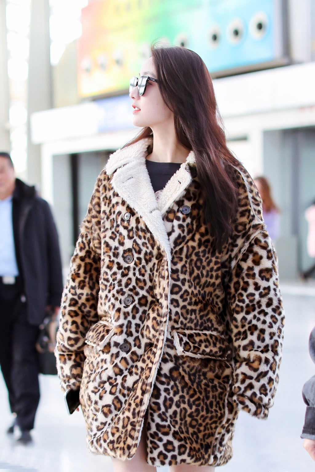戚砚笛豹纹大衣配长筒靴,看到露出的那一节大腿,粉丝心都凉了