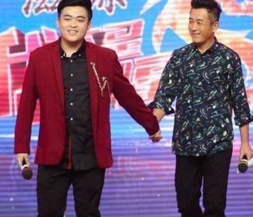 53岁王志飞近照,小15岁老婆貌美如花,儿子长得比他还帅