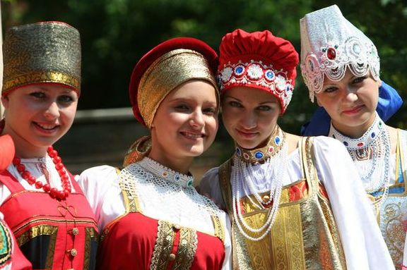 俄罗斯族,他们只有两万人左右,主要集中聚居在黑龙江北部和新疆维吾尔