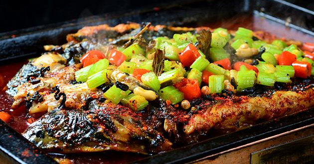 纳西烤鱼又称东巴烤鱼是云南丽江茶马古道上一道传统美食