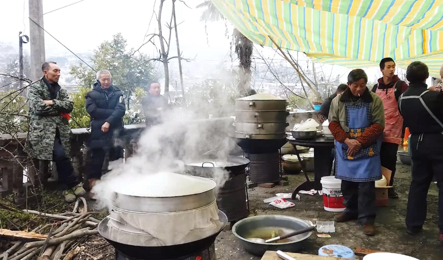 四川农村里的坝坝宴,蒸笼里冒着热气,里面蒸着好多美味.