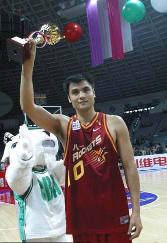 刘玉栋一家近照:妻子改行成医生,儿子身高超1米9不打球已上大学