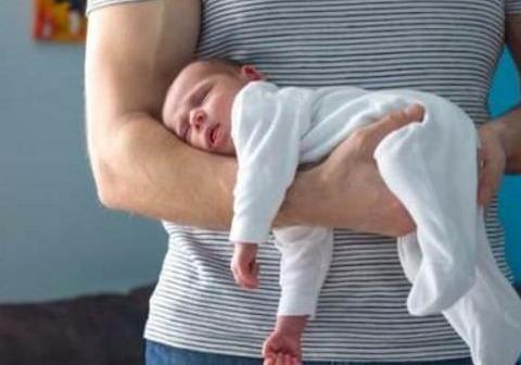 你知道飞机抱吗?宝宝百天之内,家长若采取这个抱姿,可能较舒服|宝宝|飞机|小宝宝_新浪新闻