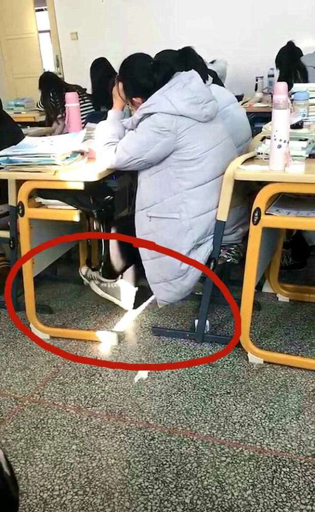 呆萌女学生上课"踢腿",网友看呆:姑娘,你这腿有几厘米|同学|女生|女