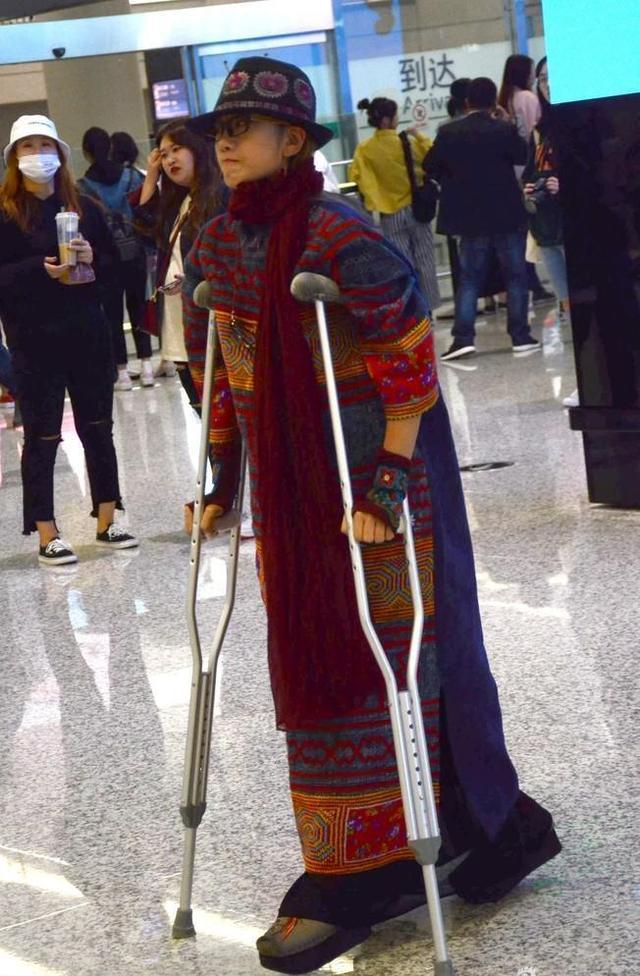杨丽萍排练时腿部骨折,拄着双拐仍能走出女王风范