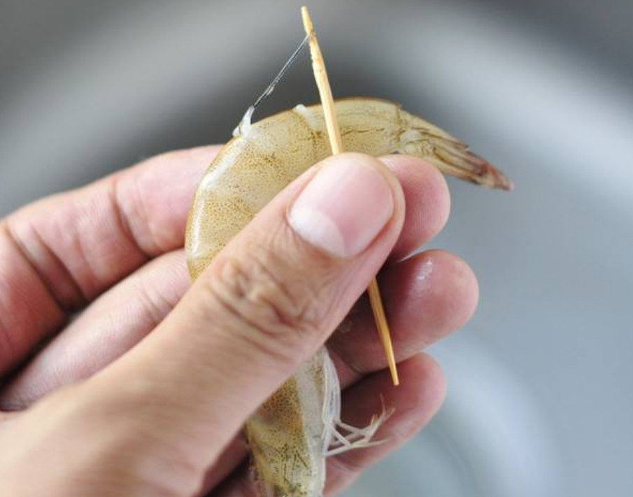 去虾线再用牙签了,水产贩子教你一招,不用工具,虾线自然跑出来