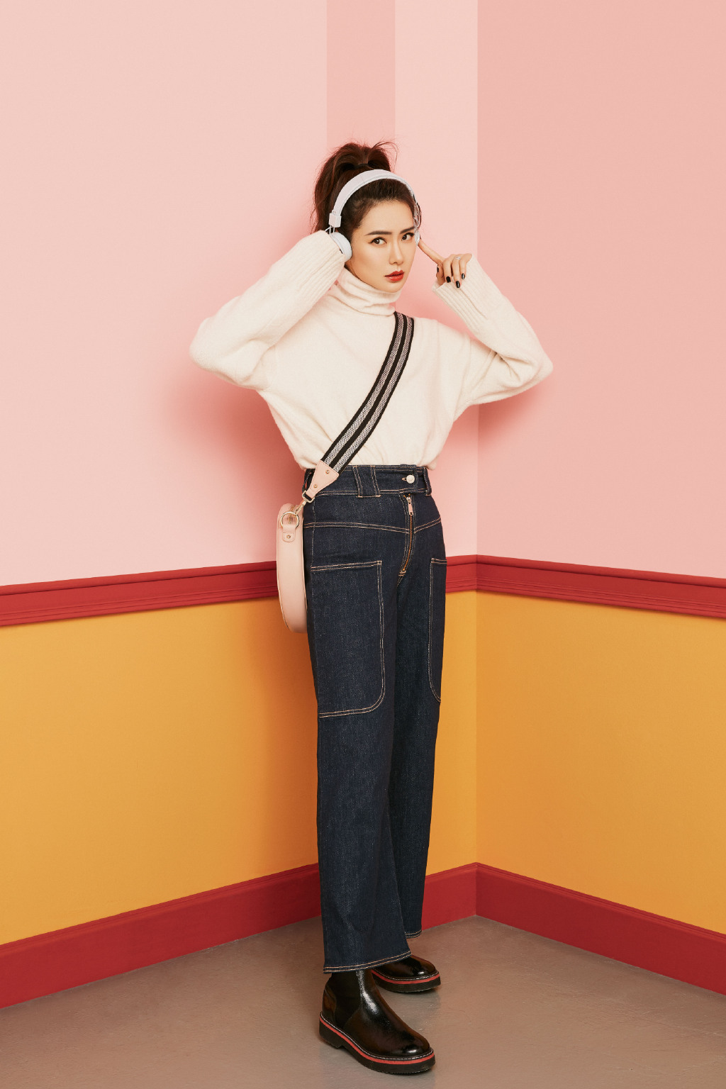 戚薇低领衬衣配短裤,全身黑色变霸道女总裁,肤色白到能"反光"