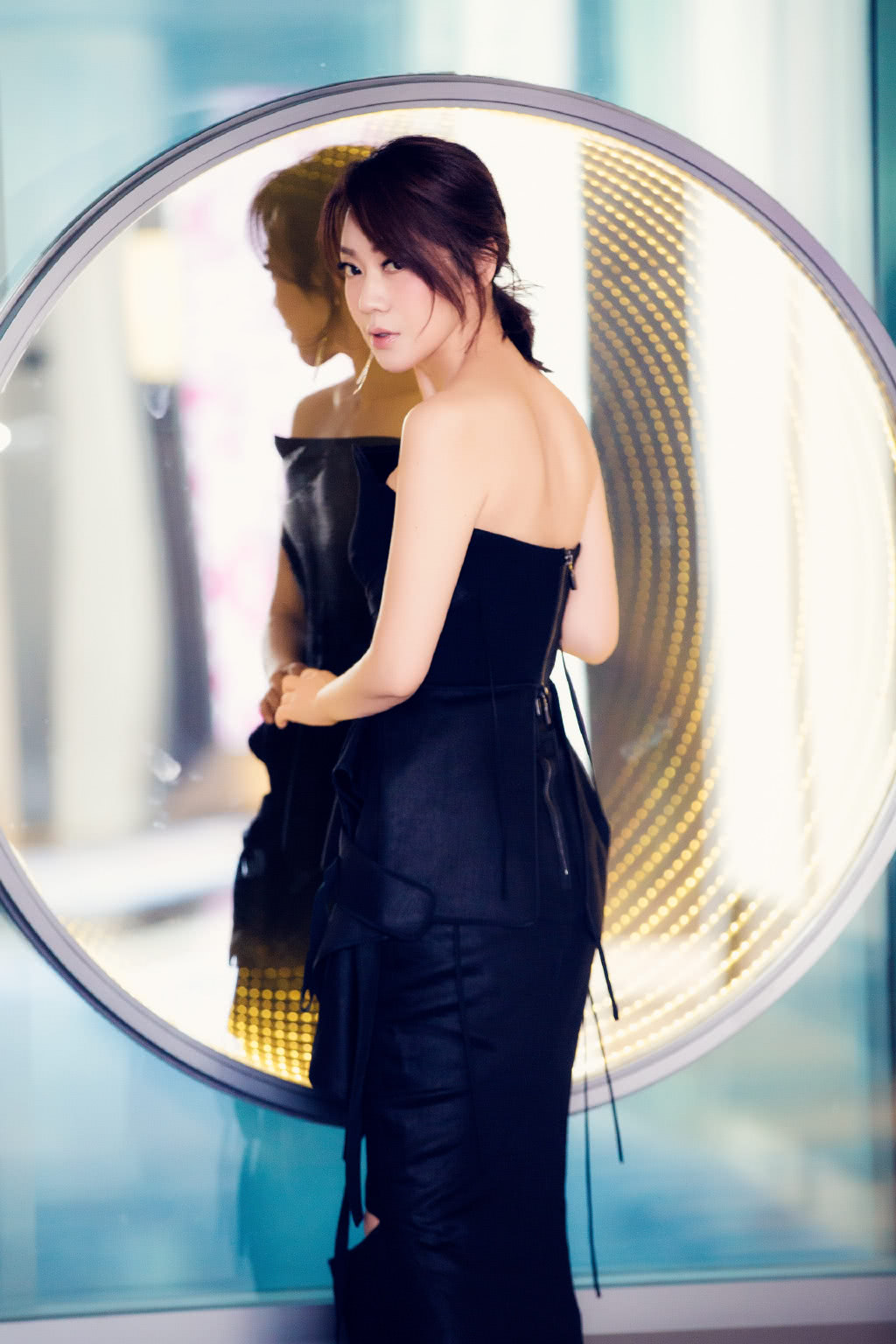 47岁闫妮惊艳了!穿这么窄的开叉裙秀身姿,网友:身材真好!