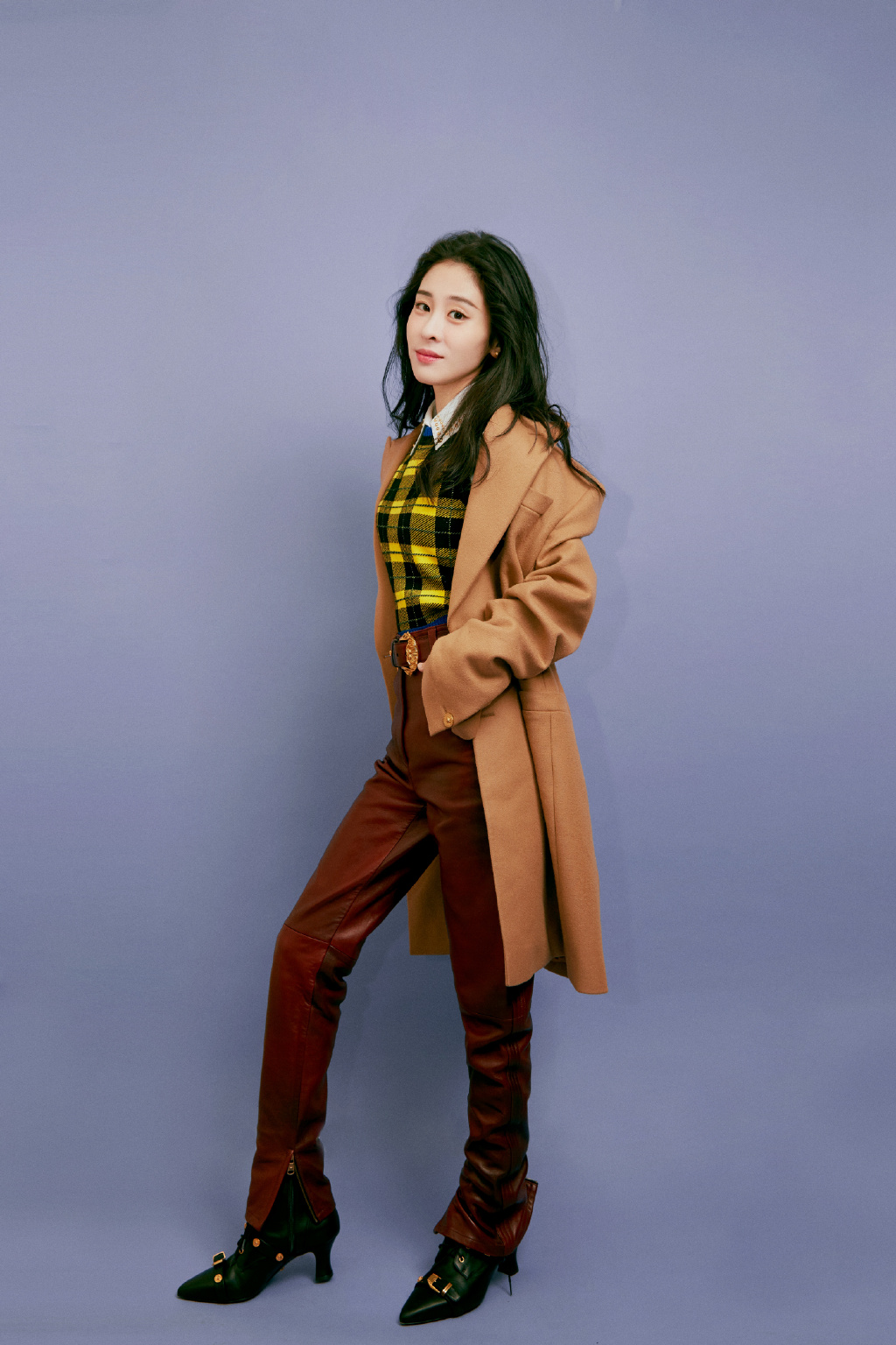 29岁张碧晨亮相盛典,造型极具质感,却被红色皮裤抢镜了!