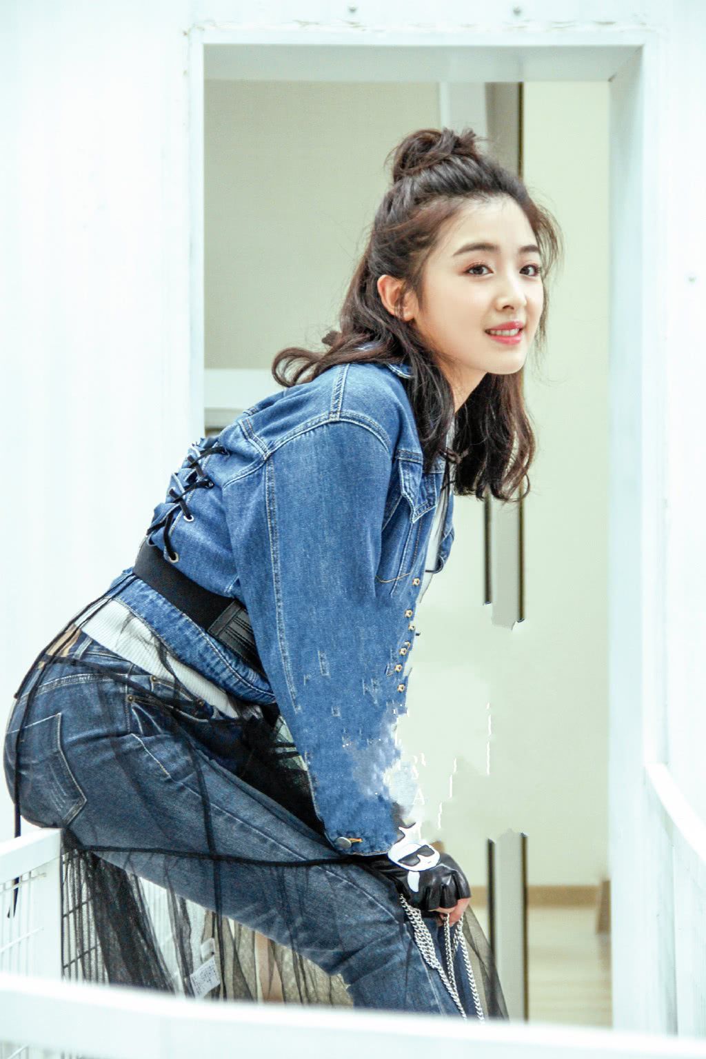 张含韵真敢穿!牛仔短裙下方穿阔腿裤,个性搭配就服你!