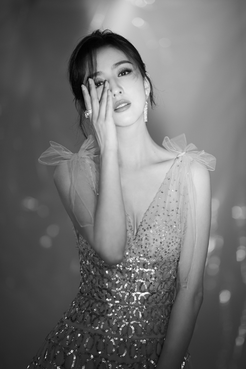 34岁佟丽娅终于不再低调!穿深v礼裙小秀事业线,身材竟如此惊艳