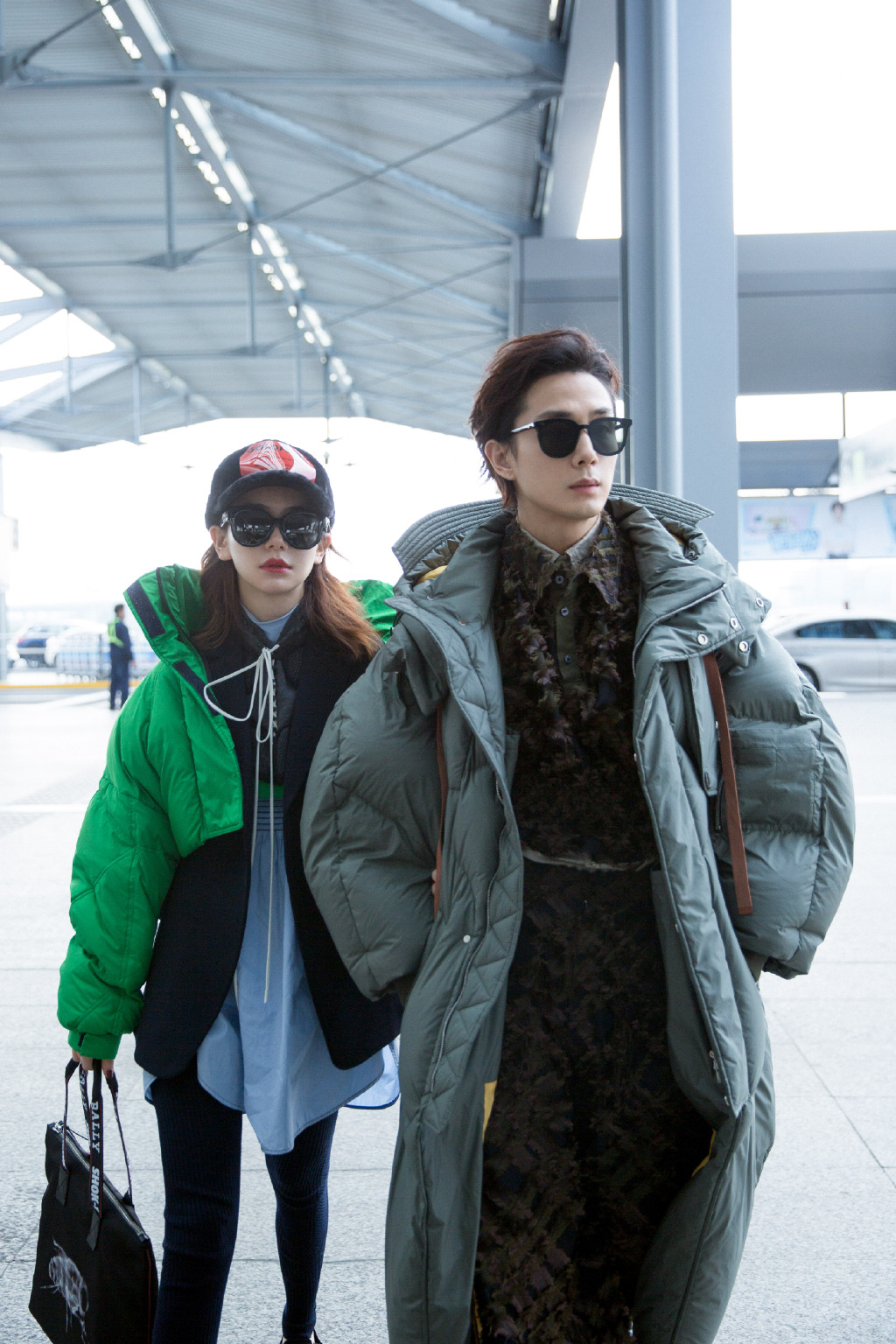 戚薇与老公走机场秀恩爱,身穿厚棉服走路都带风,这狗粮撒的可以